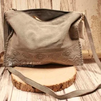 Graue Handtasche aus weichem Wildleder mit langen Fransen und geflochtenen Details im India-Style.