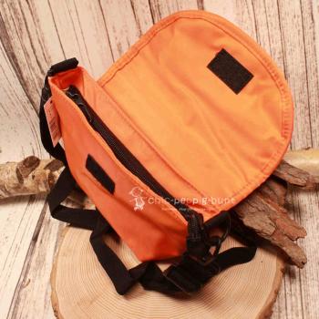 Detailaufnahme des Hauptfachs der Tasche klein mit geöffnetem, sicherem Reißverschluss.