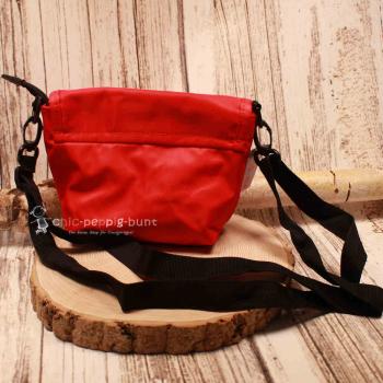 Ansicht des geöffneten Überschlags der Handtasche zur Veranschaulichung des Klettverschlusses.