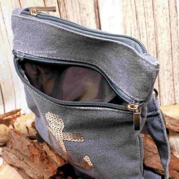 Detailaufnahme des geöffneten vorderen Außenfachs mit Reißverschluss an der Tasche klein.hs mit Reißverschluss an der Tasche klein.