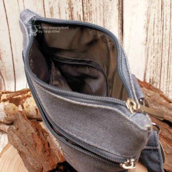 Draufsicht auf das geräumige Hauptfach der Radltasche mit Fokus auf das Innenfutter und die Reißverschluss-Einteilung.