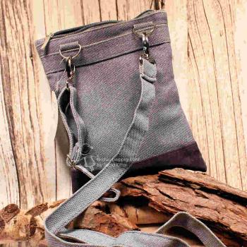 Rückseite der Stoff-Handtasche mit Fokus auf die silbernen Karabinerhaken des abnehmbaren Schulterbands.