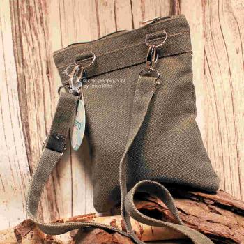 Detailaufnahme des vorderen Außenfachs der Handtasche mit geschlossenem, sicherem Reißverschluss.