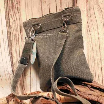 Detailaufnahme des vorderen Außenfachs der Handtasche mit geschlossenem, sicherem Reißverschluss.