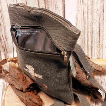 Geöffnetes Hauptfach der Tasche klein zur Ansicht des geräumigen Innenraums und des zusätzlichen Reißverschlussfachs.