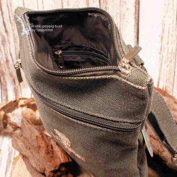 Rückseite der maritimen Radltasche mit Fokus auf die abnehmbaren Karabinerhaken und das verstellbare Schulterband.