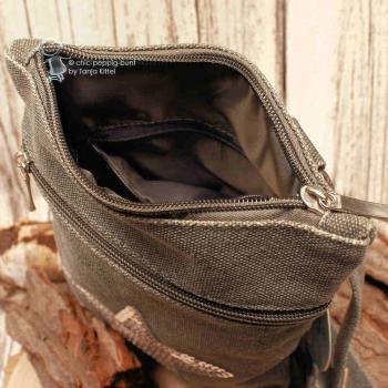 Draufsicht auf das geräumige Hauptfach der Radltasche mit Fokus auf das Innenfutter und die Reißverschluss-Einteilung.