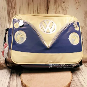 VW T1 Bus Umhängetasche in Blau und Creme aus Kunstleder im Querformat mit Camper-Motiv.