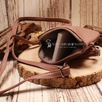 Geöffnetes Hauptfach der braunen Ledertasche mit hochwertigem Innenfutter.