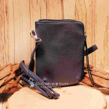 Blaue Leder-Umhängetasche getragen als Crossbody-Bag mit langem Gurt.