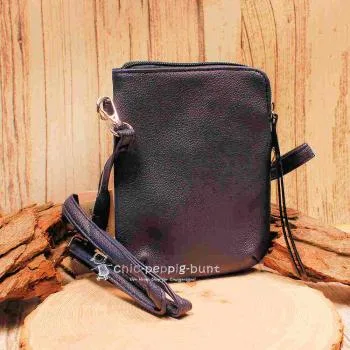 Blaue Leder-Umhängetasche getragen als Crossbody-Bag mit langem Gurt.