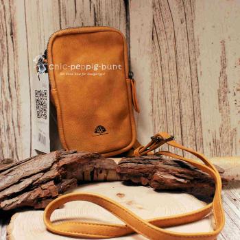 Braune Leder-Umhängetasche für Damen mit Reißverschluss, kleinem Innenfach und abnehmbarem Schultergurt auf rustikalem Holzgrund.