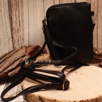 Schwarze Leder-Umhängetasche als Crossbody-Bag getragen mit maximaler Gurtlänge.