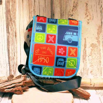 Bunte VW T1 Neopren-Schultertasche mit Bulli-Motiv, großem Klettverschluss und breitem verstellbarem Schultergurt.