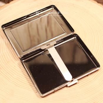 Geöffnetes Filz-Zigarettenetui mit Einteilung für 10 Zigaretten zur sicheren Aufbewahrung.