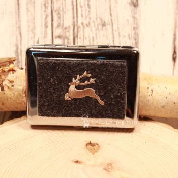 Detailansicht der kompakten Maße (9 x 6,5 x 2 cm) des dunkelgrauen Trachten-Zigarettenetuis.
