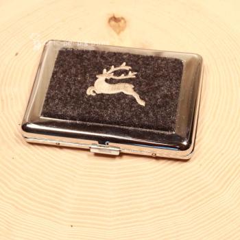 Dunkelgraues Zigarettenetui aus Filz mit hochwertig gesticktem Hirsch-Motiv in Nahaufnahme.