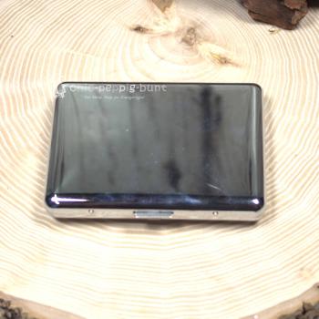 Nahaufnahme des grauen Filzmaterials und der feinen Stickerei des Hirsch-Motivs Nahaufnahme des grauen Filzmaterials und der feinen Stickerei des Hirsch-Motivs