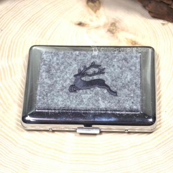 Zigarettenetui Filz grau mit detailliert gesticktem Hirsch-Motiv Zigarettenetui Filz grau mit detailliert gesticktem Hirsch-Motiv