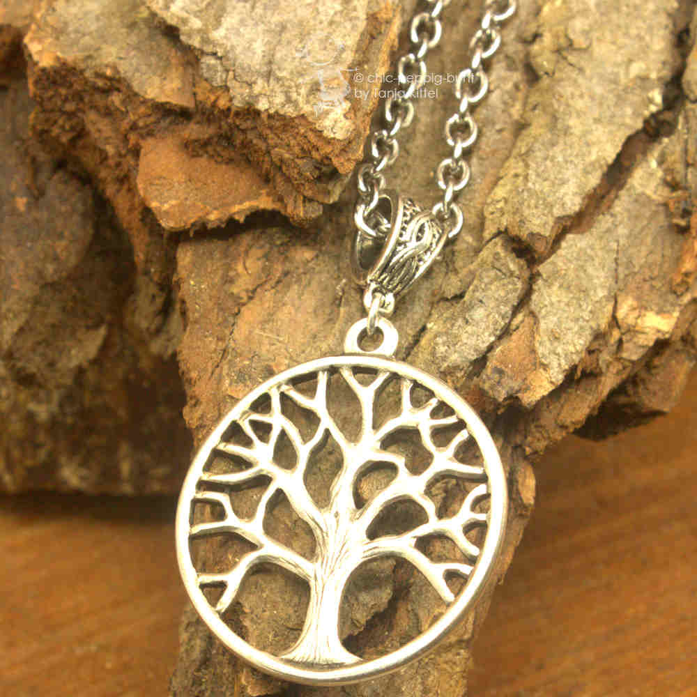 Kette mit einem mittleren Anhänger Baum des Lebens chic