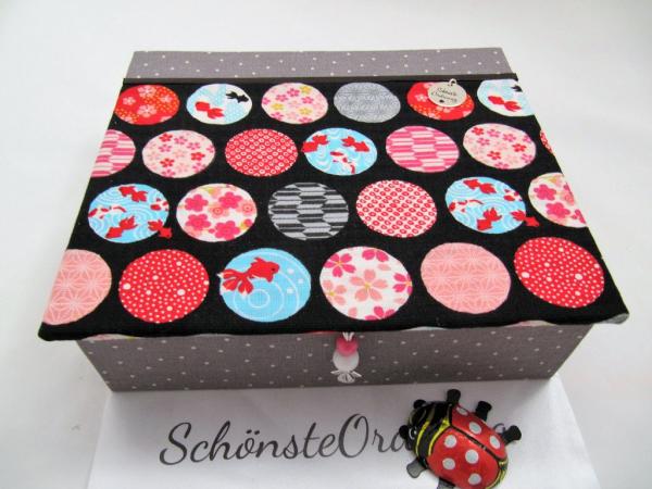 sehr hochwertige, stabile Schmuckaufbewahrung - aus starkem Buchkarton mit vielen exclusiven DetailsSchatulle mit rosa Kirschblüten auf dem Klappdeckel und blauen Asanoha-Sternen außen herum sehr hochwertige, stabile Schmuckaufbewahrung - aus starkem Buchkarton mit vielen exclusiven DetailsSchatulle mit rosa Kirschblüten auf dem Klappdeckel und blauen Asanoha-Sternen außen herum