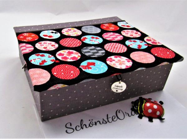 buntes und graues Schmuckkästchen mit Japankugeln buntes und graues Schmuckkästchen mit Japankugeln