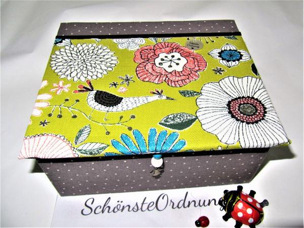 lichtgrün graues Schmuckkästchen mit fantasievollen Vögeln und Blüten lichtgrün graues Schmuckkästchen mit fantasievollen Vögeln und Blüten
