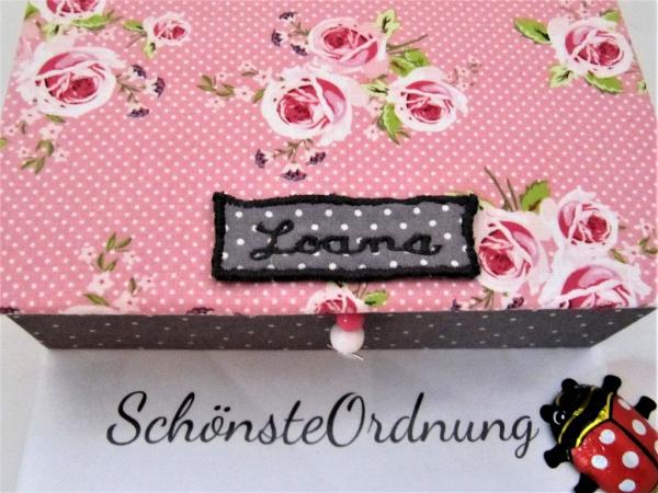 personalisiertes Extra - Andenkenschatulle mit Namensschild vorne am Deckel + 5 personalisiertes Extra - Andenkenschatulle mit Namensschild vorne am Deckel + 5