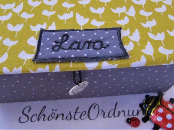 personalisiertes Extra - Andenkenschatulle mit Namensschild vorne am Deckel + 5 personalisiertes Extra - Andenkenschatulle mit Namensschild vorne am Deckel + 5