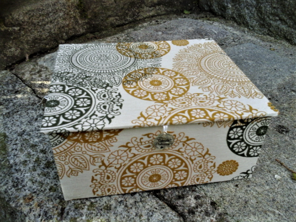 edle Schmuckschatulle groß - creme Leinenstoff mit goldenen und grünen Mandals edle Schmuckschatulle groß - creme Leinenstoff mit goldenen und grünen Mandals