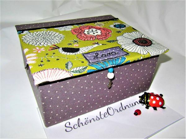 sehr hochwertige, stabile Schmuckaufbewahrung - aus starkem Buchkarton mit vielen exclusiven DetailsSchatulle mit rosa Kirschblüten auf dem Klappdeckel und blauen Asanoha-Sternen außen herum sehr hochwertige, stabile Schmuckaufbewahrung - aus starkem Buchkarton mit vielen exclusiven DetailsSchatulle mit rosa Kirschblüten auf dem Klappdeckel und blauen Asanoha-Sternen außen herum