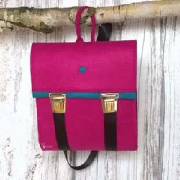 Kleiner pinker Rucksack aus Filz mit türkisfarbenem Innenleben und verstellbaren Trägern im Detail.