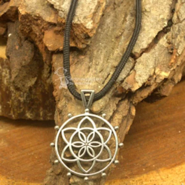 Kette mit der kleinen Blume des Lebens