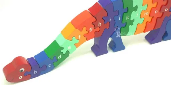 Dinosaurier als 3 D Holz Puzzle mit Buchstaben
