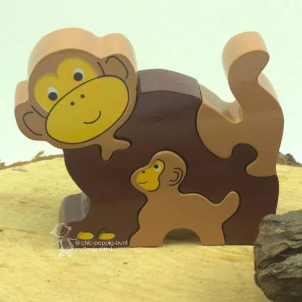 brauner Affe mit Baby aus Holz