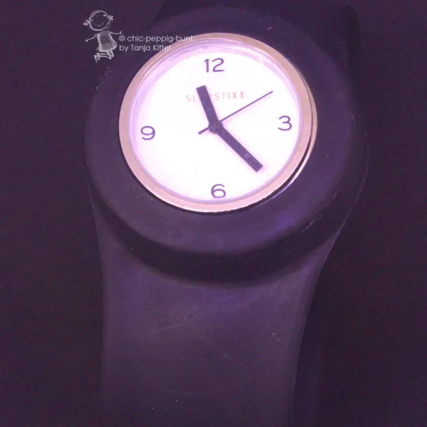 Uhr schwarz