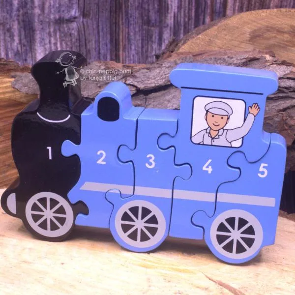 kleine Lok als Holzpuzzle mit Zahlen