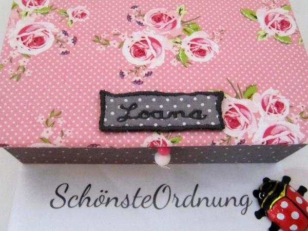 mit Deinem Wunschnamen personalisiert + 5 € mit Deinem Wunschnamen personalisiert + 5 €