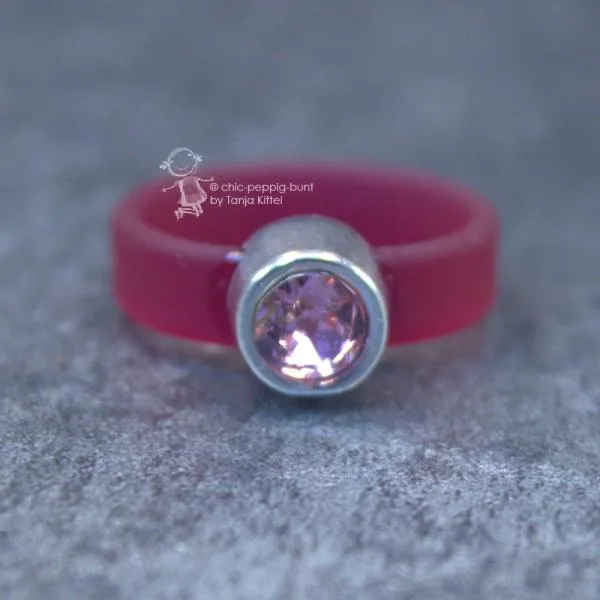 Damenring mit Kautschuk-Band himbeer und Swarovski-Stein schmal