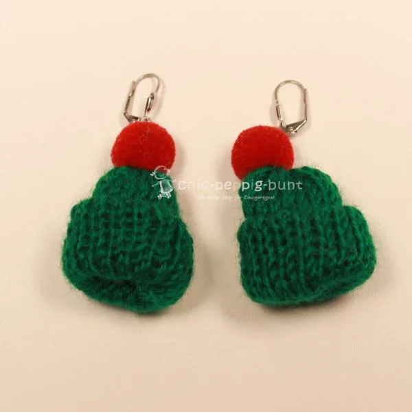 Handgefertigte Ohrringe Weihnachten Bommelmütze grün gestrickt, versilbert Klappbrisur, handmade Modeschmuck