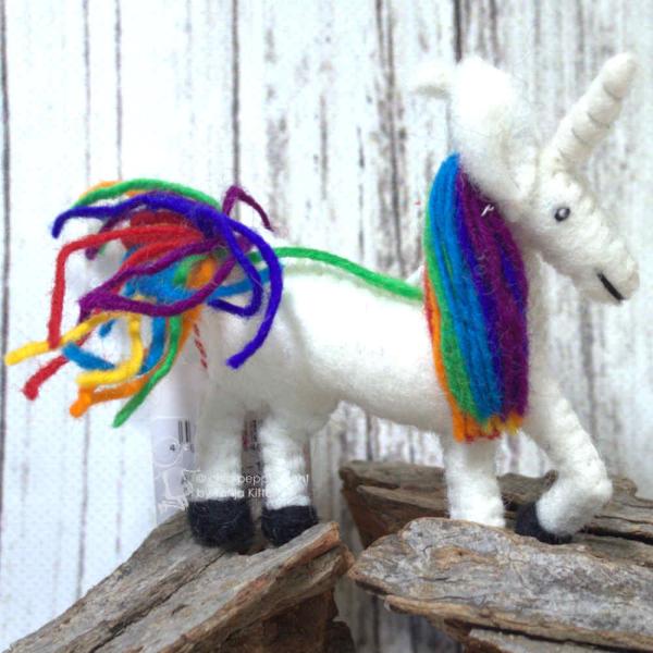 Schlüsselanhänger creme farbiges Einhorn aus Filz