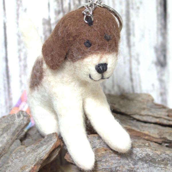 Schlüsselanhänger gefleckter Hund aus Filz