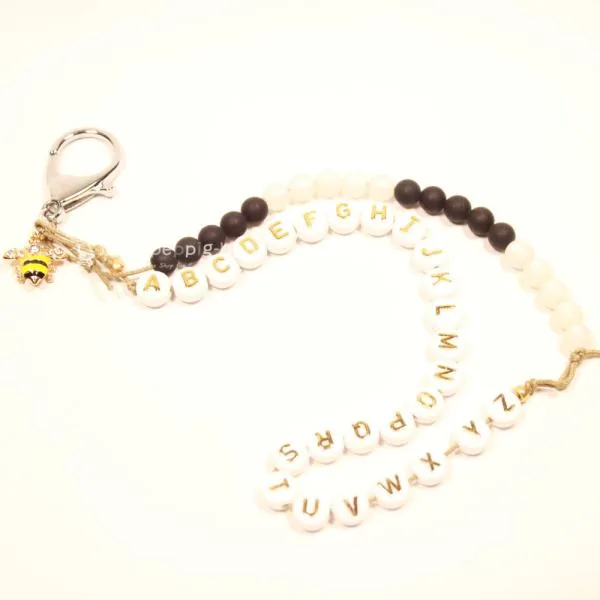 Handgefertigte Rechenkette & ABC Kette von chic-peppig-bunt. Mit Gold-Schrift & Bienen-Anhänger. Der ideale Schultaschenanhänger für den Schulanfang!