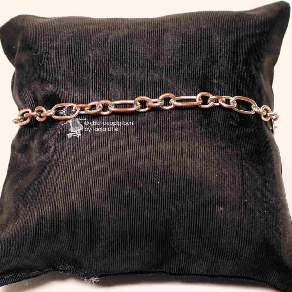 Versilbertes Bettelarmband an einem Maßband zur Demonstration der Gesamtlänge von 20 cm und der Gliederbreite.