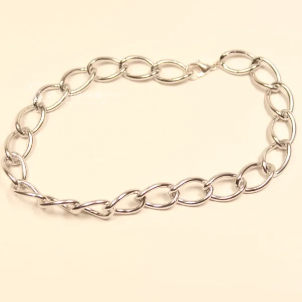 Ausgebreitetes versilbertes Gliederarmband mit großgliedriger Struktur und geschlossenem Karabiner-Verschluss.