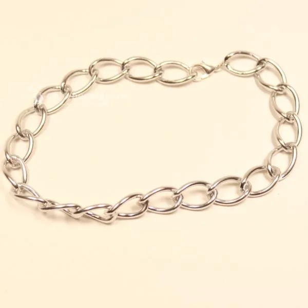 Massives versilbertes Gliederarmband mit 1,5 cm großen und 1 cm breiten Gliedern sowie Karabinerverschluss.