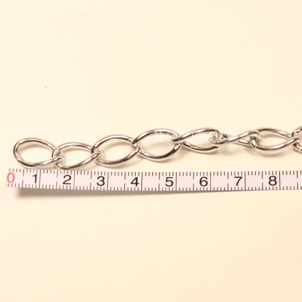Nahaufnahme des Metall-Armbands an einem Maßband zur Demonstration der 0,5 cm breiten Glieder.