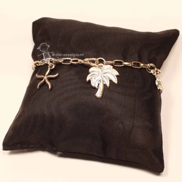Ausgebreitetes versilbertes Gliederarmband mit großgliedriger Struktur und geschlossenem Karabiner-Verschluss.