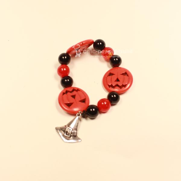 Handgefertigtes elastisches Halloween-Armband mit großen orangefarbenen Kürbisperlen und silberfarbenem Hexenhut-Anhänger.