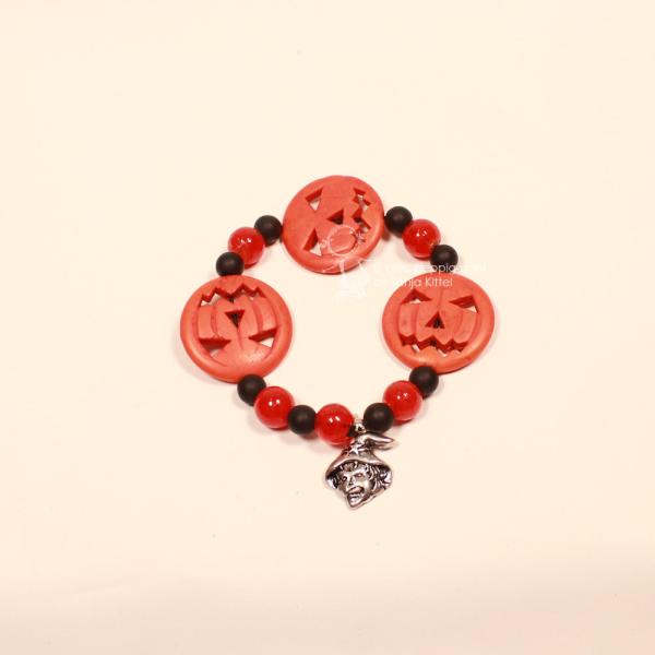 Elastisches Perlenarmband für Halloween und Fasching mit schwarzen, orangen und roten Perlen sowie einem versilberten Hexen-Charm.